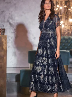 Abendkleid mit glänzender Blütenstickerei