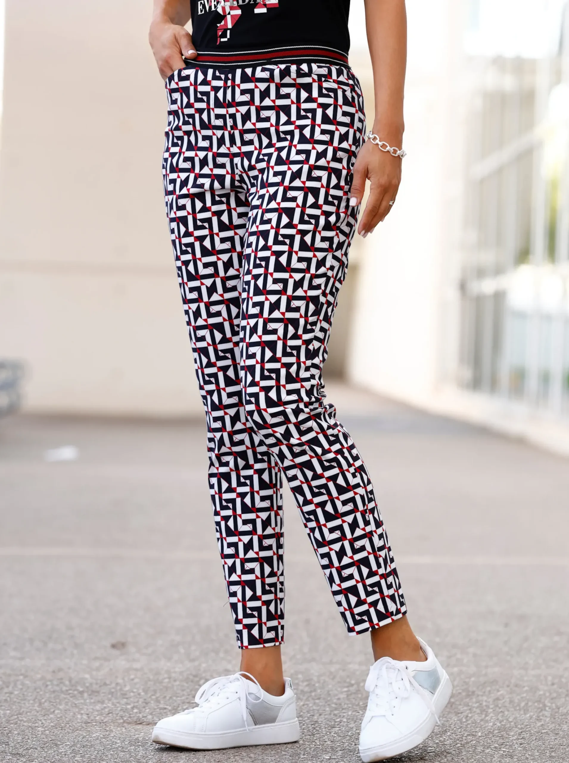 Bengalinhose mit grafischem Druck