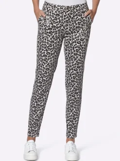 Druckhose mit Leomuster und Patches