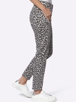 Druckhose mit Leomuster und Patches