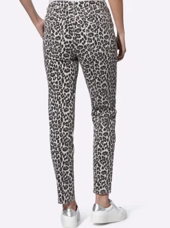 Druckhose mit Leomuster und Patches