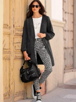 Druckhose mit Leomuster und Patches