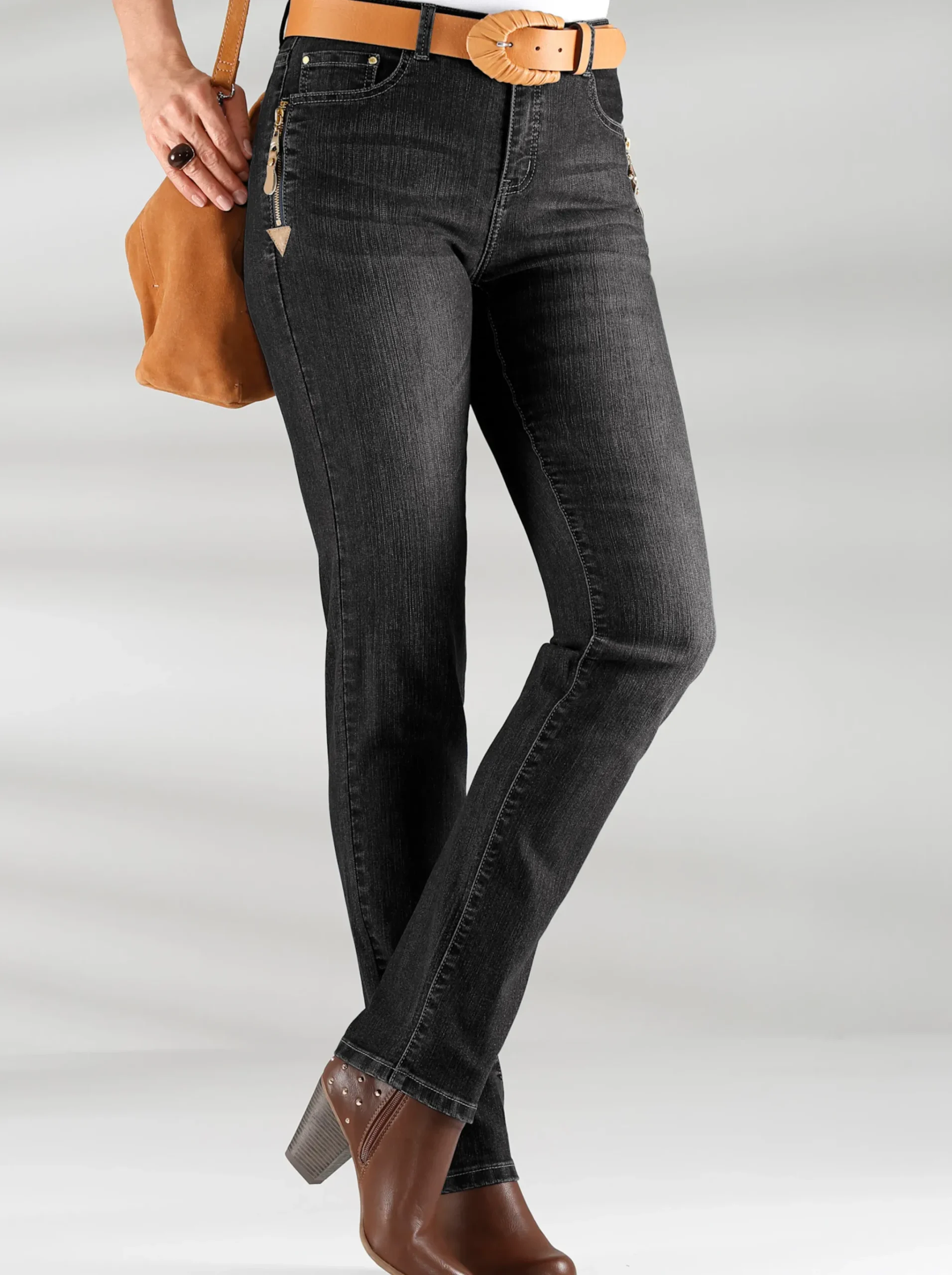 5-Pocket-Jeans mit Reißverschluss und Lederimitat-Anhänger
