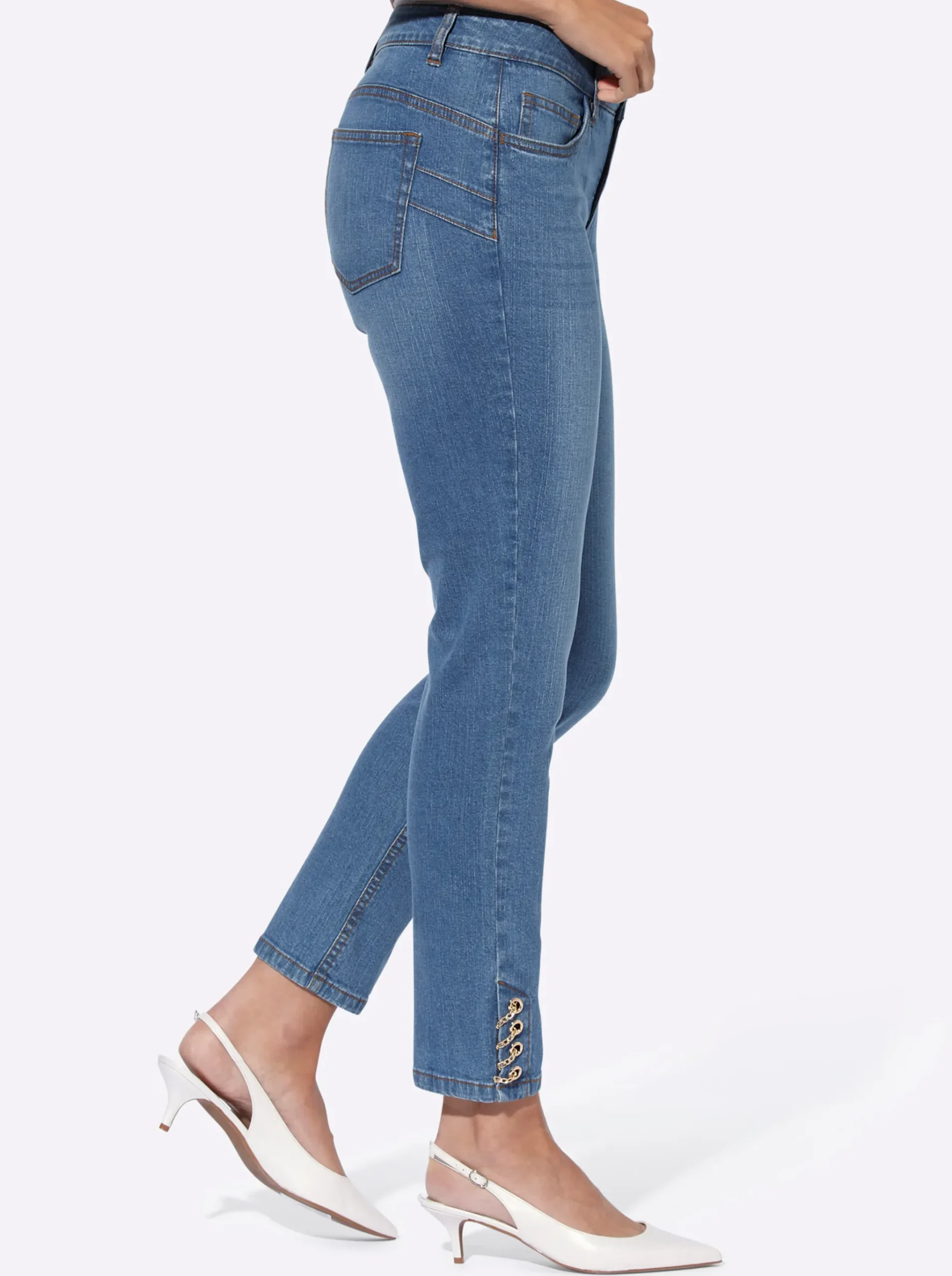 Push-up-Jeans mit Ösen- und Kettenverzierung