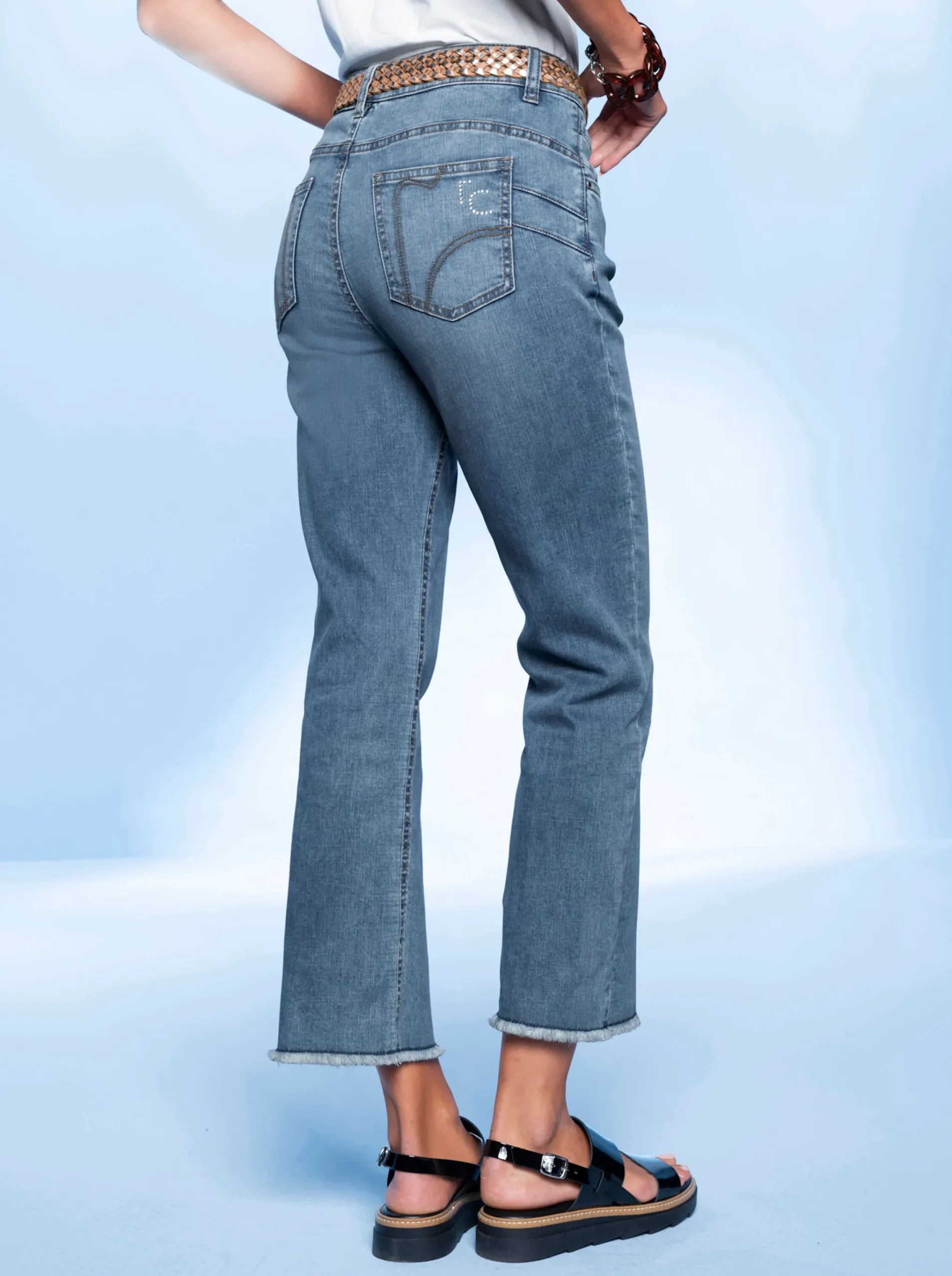Push-up-Jeans mit Stickerei und Ziersteinchen