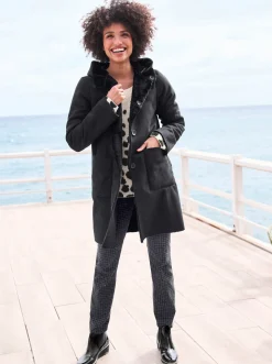 Röhrenjeans mit effektvollem Druck