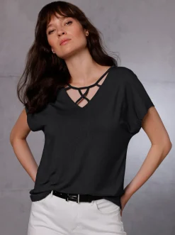 Shirttop mit Bändchenverzierung am Ausschnitt