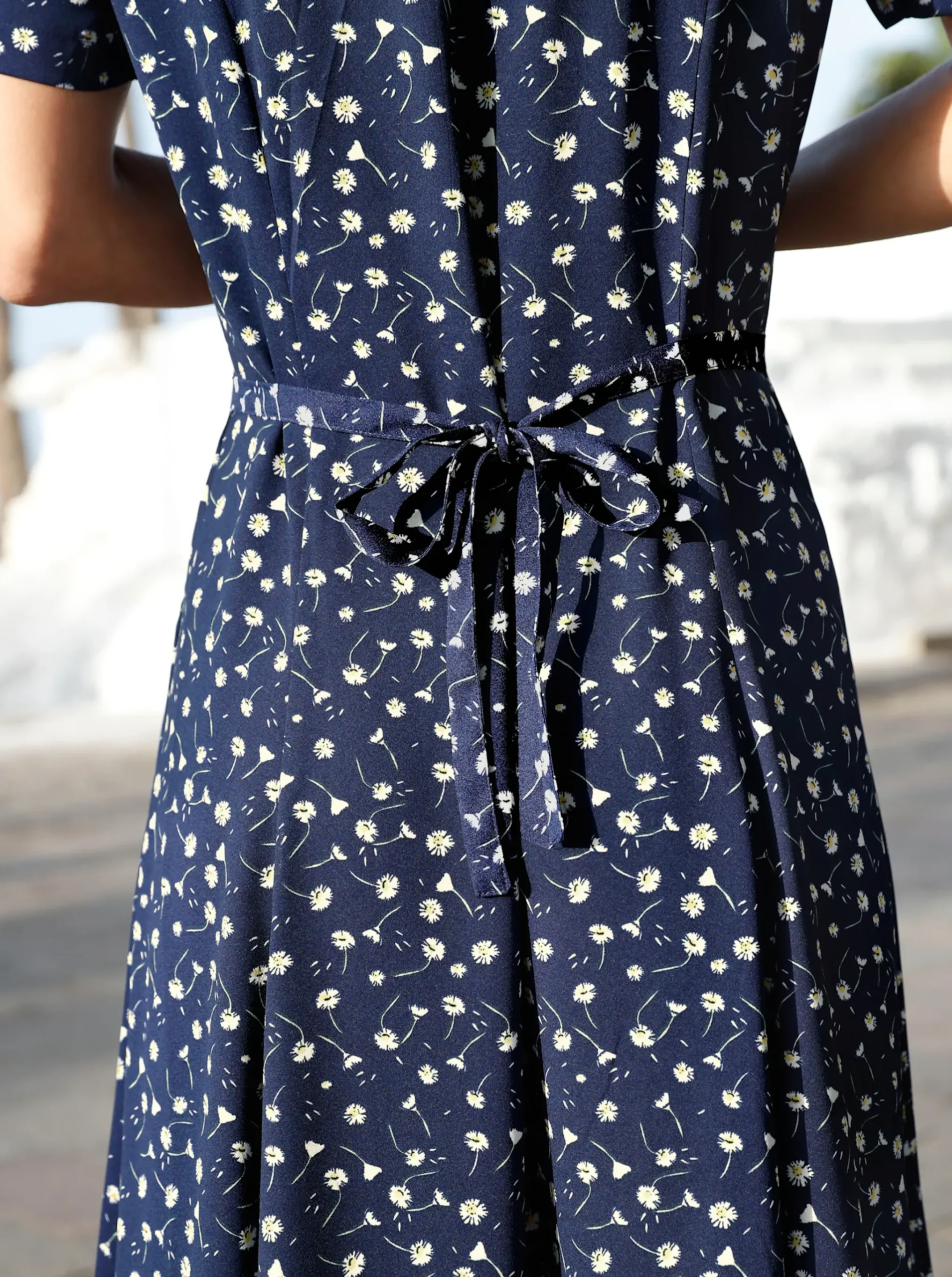 Sommerkleid mit Bindebändern, figurumspielend