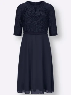 Spitzenkleid mit weitem Rockteil