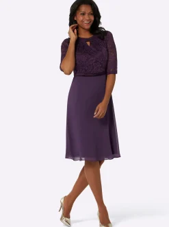 Spitzenkleid mit weitem Rockteil