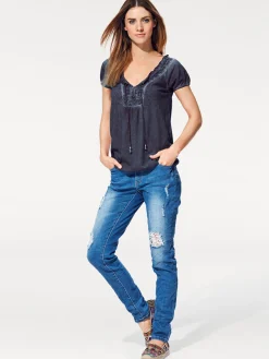 V-Shirt mit gesmoktem Ausschnitt